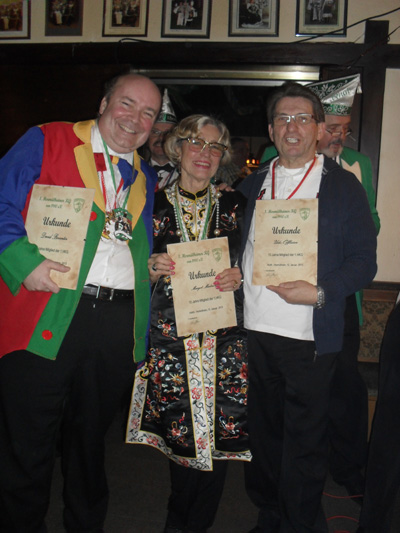 Eine ganz besondere Feier erlebte ich bei der 1 HKG beim Festz Gr&uuml;n-Gold. In konzentrierter Karnevalsathmosph&auml;re beim Peter in den Braustuben wurde ich zusammen mit Udo Offizier und Margot Miebach f&uuml;r zehn Jahre Mitgliedschaft geehrt. Wie die Jahre vergehen...auf weitere 40 Jahre!!!