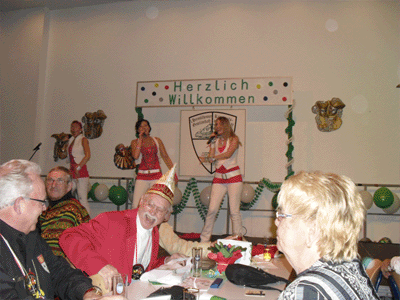Es war ein sehr schönes "Kostümfest in Silber", von der 1 HKG mit Stil, Bravour und Spaß auf die Beine gestellt und alle hatten viel Freude daran. So Josef Dohmen sen und Willy und Ria Harff; ein Journalist namens Dahmen, der mit Wolfgang Engels ins Kameravisier geriet; Kalle I. (Karlheinz Hellmich) aus Kendenich und Fritz I(I) aus Fischenich mit viel Gefolge, viele Hermülheimer BürgerInnen samt Ortsgemeinschaftvorsitzenden Oliver Franz und Ortsvorsteher David Boventer, ein Pfundskerl, Bachemer Jecken...super. Danke auch an den Vorsitzenden der 1HKG Ralf Barthel und seinen Vorstand!