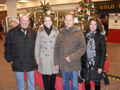 Auf dem Bild v. li n. rechts: Ortsvorsteher Boventer, Leiterin des H&uuml;rthParks Matlage, Herr Loder (Kristall-Apotheke) und Frau Priemer-Bleisteiner (Notarin und Vorsitzende der B&uuml;rgerstiftung)