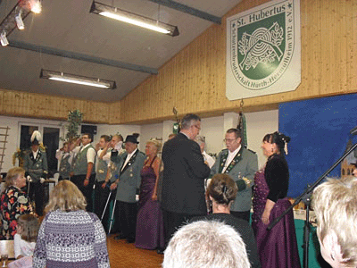 Beim Schützenfest der St. Hubertus Schützenbruderschaft gab es viel zu feiern. Während das "alte" Königspaar Heinz und Sophie Markstein die Insignien abgeben mußte, wurde der neue König Heinz Krämer und seine Frau inthroniert. Inaktiven-König wurde Willi Braschoss.