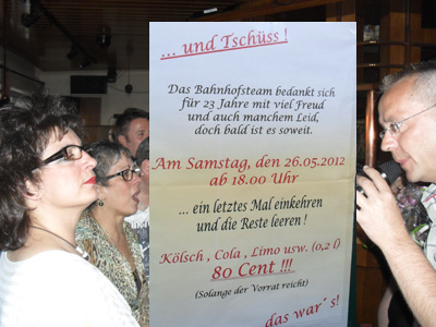 Eine 23j&auml;hrige Gastronomie-&Auml;ra von Herm&uuml;lheim geht zu Ende.Vasso und Cloe, die Wirtinnen des "Bahnhofs" gaben ihren Abschied. Es wurde an die vielen sch&ouml;nen Abende, auch mit Tr&auml;nen gedacht. Oliver, der Vorsitzende der Ortsgemeinschaft dankte beiden f&uuml;r ihren Einsatz, Josef Dohmen, Vorsitzender der "Flieger", die hier ihr Vereinslokal haben erinnerte an sch&ouml;ne Erlebnisse im "Bahnhof". Viele waren traurig. Trotzdem haben wir mit zahlreichen G&auml;sten und Freunden aus Herm&uuml;lheim alle noch einmal eine sch&ouml;ne Party gefeiert . Alles Gute, Vasso, Cloe und das Team von der Bahnhofsgastst&auml;tte! 