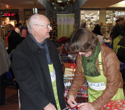 F&uuml;r Kinder in H&uuml;rth, die nicht auf der Sonnenseite des Lebens sind und vielleicht nichts oder wenig zu Weihnachten geschenkt bekommen, haben freiwiliige Helfer und Mitglieder des Stiftungsrates der B&uuml;rgerstiftung H&uuml;rth mit Unterst&uuml;tzung von Sponsoren Geschenke eingepackt. Dabei war auch Heinz-Gerd Sester (B&auml;rchen), die Vorsitzende Frau Priemer-Bleisteiner, der B&uuml;rgermeister Walther Boecker mit Frau Susanne, der Ortsvorsteher David Boventer und Vertreter des H&uuml;rthPark Managements. Danke auch an die vielen B&uuml;rger, die der guten Sache mit Spenden zu Seite gestanden haben!