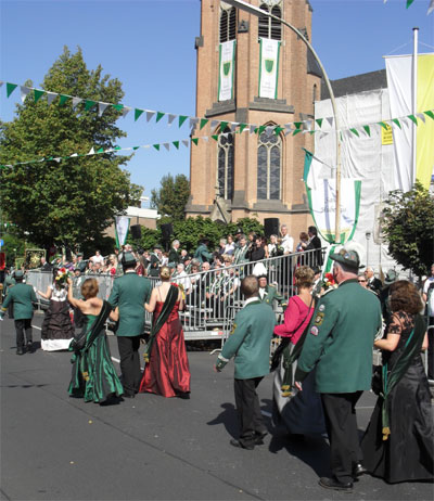 Ganz Herm&uuml;lheim war auf den Beinen, viele H&uuml;rther aus anderen Stadtteilen und Zugereiste aus vielen Regionen Deutschlands freuten sich gemeinsam &uuml;ber das Sch&uuml;tzenfest der historischen Sch&uuml;tzenbruderschaften. Danke an die Herm&uuml;lheimer Sch&uuml;tzen, den Rettungsdiensten, der Polizei und den vielen B&uuml;rgern und B&uuml;rgerInnen, deren ehrenamtliche Unterst&uuml;tzung dieses Fest des Brauchtums erm&ouml;glichte. Ein sch&ouml;nes Wochenende f&uuml;r Herm&uuml;lheim und f&uuml;r die Tradition!