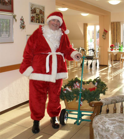 Der Nikolaus (alias David Boventer) ist wieder da - bei der AWO im Rudi-Tonn-Haus habe ich zusammen mit der H&uuml;rther AG der AWO OVs Geschenke verteilt und bei der Caritas im Anna-Haus war ich wieder wie jedes Jahr Nikolaus. Es hat wieder viel Spa&szlig; gemacht! 