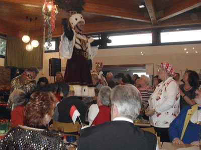 Im Pfarrsaal von St.Severin ging die Post ab bei der Feier der KG Fliegerclub aus Hermülheim- Ein tolles Programm und ein lebendiger Verein mit seinem Vorsitzenden Josef Dohmen. Die Dreigestirne aus Alt-Hürth und aus Kendenich trugen auch zu der super Stimmung bei.