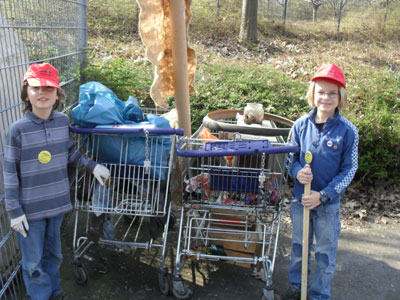 Anton und Gustav sind zu Recht stolz auf die Ausbeute. Was achtlose Menschen da alles wegwerfen, ist schon ziemlich beeindruckend und ersch&uuml;tternd zugleich. Von den beiden jungen Herm&uuml;lheimern k&ouml;nnen viele Gleichaltrige und Erwachsene eine Menge lernen!
