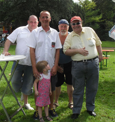 Gruppenbild mit Dame beim Grill- und Lichterfest der Ortsgemeinschaft. 