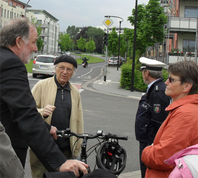 Etwa 30 B&uuml;rgerInnen waren zum "Ortsgespr&auml;ch" mit dem B&uuml;rgermeister Walther Boecker und dem Ortsvorsteher David Boventer gekommen und sprachen dabei viele Fragen zu Herm&uuml;lheim und Kalscheuren an. Manche Fragen konnten direkt gekl&auml;rt werden, manche werden durch die mit anwesenden Leiter des Ordnungsamts, die Polizei und die Stadtwerke noch in direkten Anschreiben beziehungsweise dem Protokoll gekl&auml;rt. Dabei waren alle B&uuml;rgerInnen sachlich und hoch qualifiziert mit dabei. Ein guter Tag f&uuml;r Herm&uuml;lheim und Kalscheuren. (Photo beim H&uuml;rther Bogen (c) DB) 