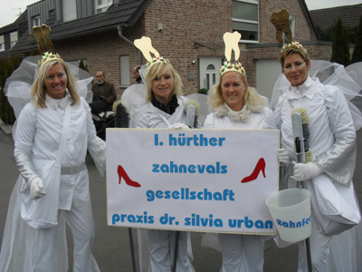 Klein, aber fein. Wie jedes Jahr war in Kalscheuren ein sch&ouml;ner und liebevoll gestalteter Zug zu sehen mit dem Gala-Sahneh&auml;ubchen der Prinzessin, Monika I. Auch die "Zahnevals-Gesellschaft" der Praxis Dr. Urban war mit dabei!