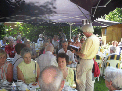 Das Senioren-Netzwerk Löwenzahn (Herr Steves, Pfarrer i.R hält gerade die Feieransprache) feierte zehn Jahre mit einem stimmigen und schönen Sommerfest an der Rosellstrasse. Am gleichen Tag veranstaltete die OG Kalscheuren (auf dem Bild Ortsvorsteher David Boventer mit Frau Panagiota) ihr Sommerfest am Bahnhof an der Ursulastrasse.