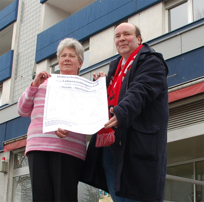 "H&uuml;rther k&auml;mpfen um Supermarkt. Die Gesch&auml;ftsfrau Gaby Broich und der Herm&uuml;lheimer Ortsvorsteher David Boventer haben mehr als 1000 Unterschriften gesammelt. Grund f&uuml;r ihre Aktion ist die Schlie&szlig;ung des Lebensmittelmarktes Kaiser's an der Luxemburger Stra&szlig;e". (Artikel im KstA)
