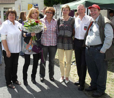 Auf dem "Platz am alten Bahnhof" war heute viel los. Der Maibaum (gestiftet vom Ortsvorsteher) wurde aufgestellt und die Maikönigin gekürt. Viele Gäste waren gekommen und bei aktiver Mitarbeit der Vereine fand eine schöne Veranstaltung statt. Auf dem Bild: Gruppenbild mit dem Vorstand der Ortsgemeinschaft und der Maikönigin von Hermülheim. V.li.n.re: Ruth Braun (Geschäftsführerin), Ulrike Wetzel (Maikönigin), Marion Faßbender (stv. Vorsitzende der OG), Ina Metternich (Kassiererin), Peter Waffenschmidt (Vorsitzender), David Boventer (Ortsvorsteher).Auch in Kalscheuren wurde mit viel Spaß und reger Beteiligung ein Maibaum gesetzt.