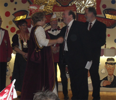 Monika I wurde vom Ortsvorsteher David Boventer zusammen mit B&uuml;rgermeister Walther Boecker in Kalscheuren proklamiert. Es war eine tolle Feier, die von den "Hofgrafen" organisiert wurde. Diese Prunksitzung ist Karneval pur. Starker und andauernder Beifall im bis auf den letzten Platz ausgebuchten "Saal Mohr" war ein klarer Beweis daf&uuml;r. Ich freue mich auf eine tolle Session!