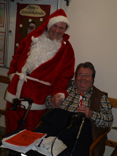 Der Nikolaus (OV und Heimbeiratsmitglied David Boventer) und Heinz Derigs (Vorsitzender des Heimbeirats freuen sich hier gemeinsam über das nahe Weihnachtsfest. Mit Frau Schwarz, Judith (Bielz) und Wolfgang sind wir durch die Zimmer gegangen und haben Schoko-Miniaturen von mir (aehemm) verteilt. Bei einer anschließenden Feier in der Cafeteria gab es ein volles und schönes Programm mit Live-Musik und vielen, vielen Engeln! Ein toller Tag für alle!