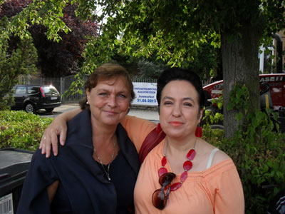 Herm&uuml;lheimer und Kalsch&uuml;rener M&auml;dels Angelika Kwiatkowski und Panagiota Boventer bei dem Sommerfest der Ortsgemeinschaft Kalscheuren