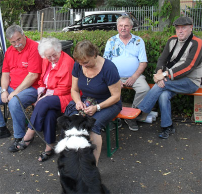 Ja, was sagt denn der Hund? Leider sind die Antworten des Vierbeiners nicht &uuml;bermittelt. Er war aber genauso zufrieden wie alle Zweibeiner auf dem Sommerfest der Ortsgemeinschaft Kalscheuren.