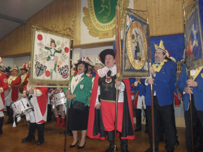 Am Abend feierten wir alle in einem schwungvollen und vitalen Fest mit der Karnevalser&ouml;ffnung den Beginn der jecken Saison. Und am Sonntag gedachten wir in einer w&uuml;rdevollen Zeremonie aller Opfer von Krieg, Gewalt, Terrorismus und Fremdenfeindlichkeit. Herr Oberstleutnant Simmons, dienst&auml;ltester Offizier beim Bundessprachenamt fand dazu die richtigen und klaren Worte. Ebenso Herr Dr. Herr von der katholischen Kirche. Oliver Franz, Ortsgemeinschaftsvorsitzender und David Boventer, Ortsvorsteher sprachen ebenfalls ein kurzes Gru&szlig;wort, nachdem sie gemeinsam mit zwei Soldaten der Bundeswehr zwei Kr&auml;nze niedergelegt hatten.
