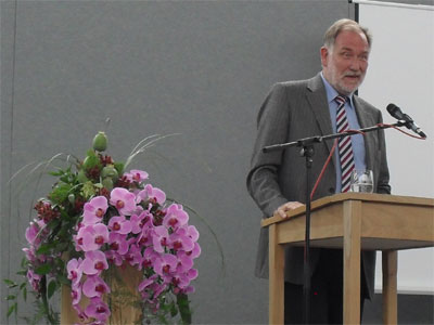 Die Salus-Klinik feierte ihre offizielle Eröffnung. Bürgermeister Walther Boecker sprach ein Grußwort und begrüßte diese wichtige Institution im Reha-Bereich bei uns in Hermülheim.