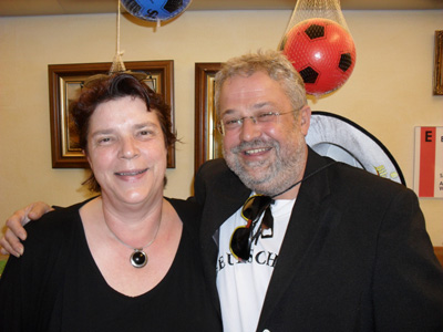 Das Seniorenzentrum St. Ursula der Caritas hatte zum Sommerfest eingeladen und es gab leckere Speisen, kühle Getränke und ein tolles Programm. Das Seniorenzentrum war mit vielen Fußballmotiven dekoriert und die Gäste waren in Feiertagsstimmung. Frau Dietrich , Leiterin vom Caritas Senionrenzentrum Anna-Haus und Herr Zimmer, Leiter von St. Ursula freute dies sichtlich.