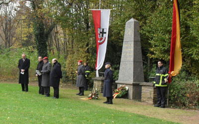 Mit sehr reger Beteiligung von Vereinen und B&uuml;rgern wurde der Opfer des Krieges in Herm&uuml;lheim gedacht. Pfarrer Lausberg, Oberstleutnant Simons, OG-Vorsitzender Oliver Franz und der Ortsvorsteher David Boventer legten einen Kranz und ein Gesteck am Gedenkstein am Herm&uuml;lheimer Burgpark nieder. Die Bundeswehr (dabei auch ein weibliche Gefreite) und die Feuerwehr zeigten Pr&auml;senz. Die Sch&uuml;tzen schossen Ehrensalut und bei nachdenklichen Worten gedachten wir alle mit Respekt der Opfer von Intoleranz, Krieg und Rassismus.